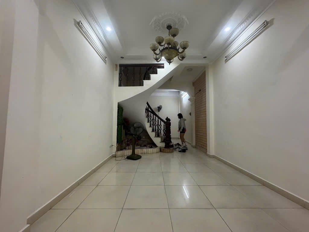 Siêu phẩm Nguyễn Chí Thanh 39m2, 4PN, mặt tiền 3,7m, ngõ thông ô bàn cờ oto tránh cực hot